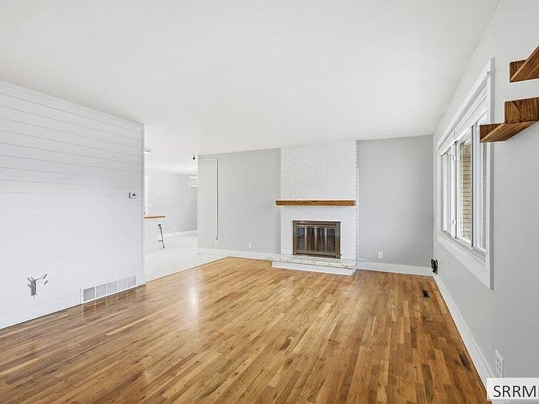 105 W Crowley St photo 5