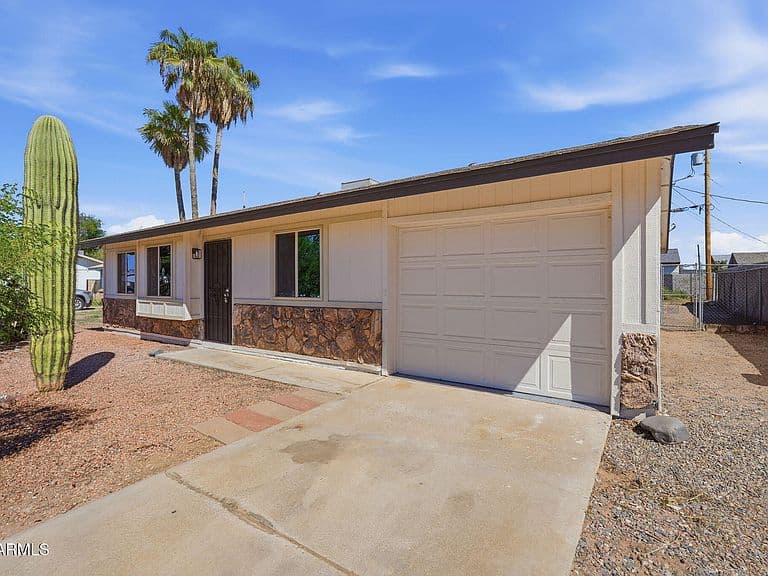 2005 S APACHE Drive photo 3