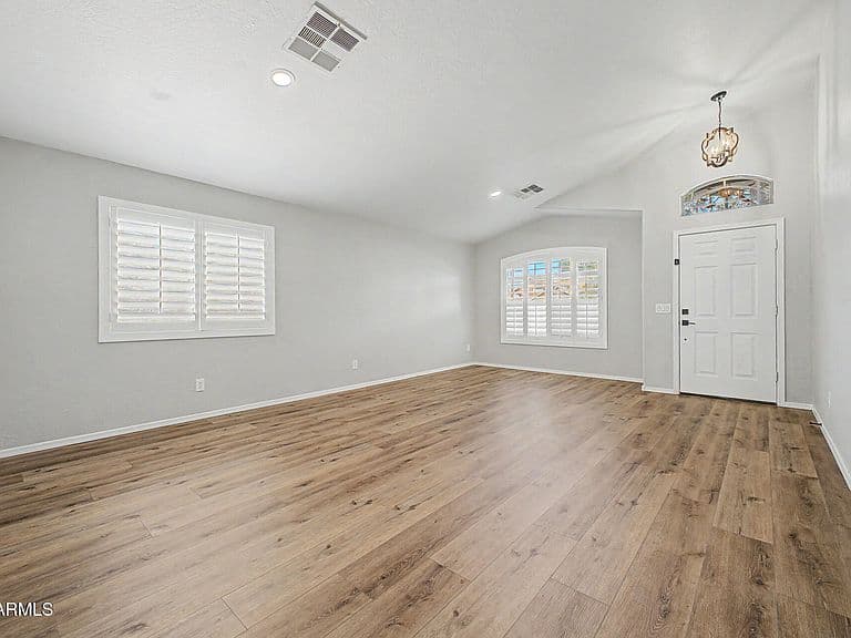 36805 W LEONESSA Avenue photo 4