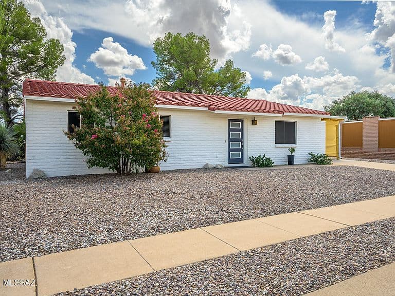 1541 S San Ray photo 2