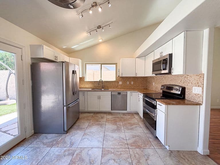 3906 E AMBERWOOD Drive photo 3