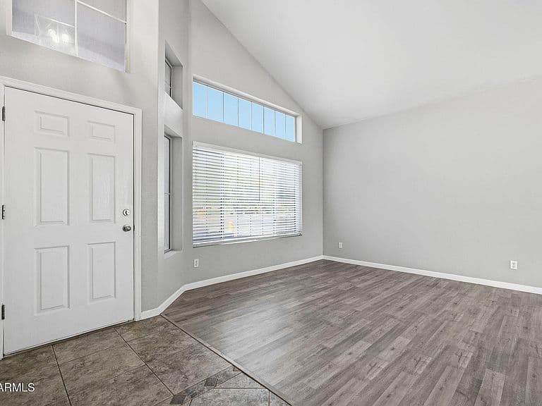 5335 W KERRY Lane photo 5