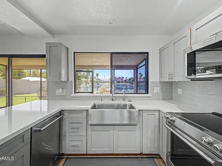 125 S LAKEVIEW Boulevard photo 4