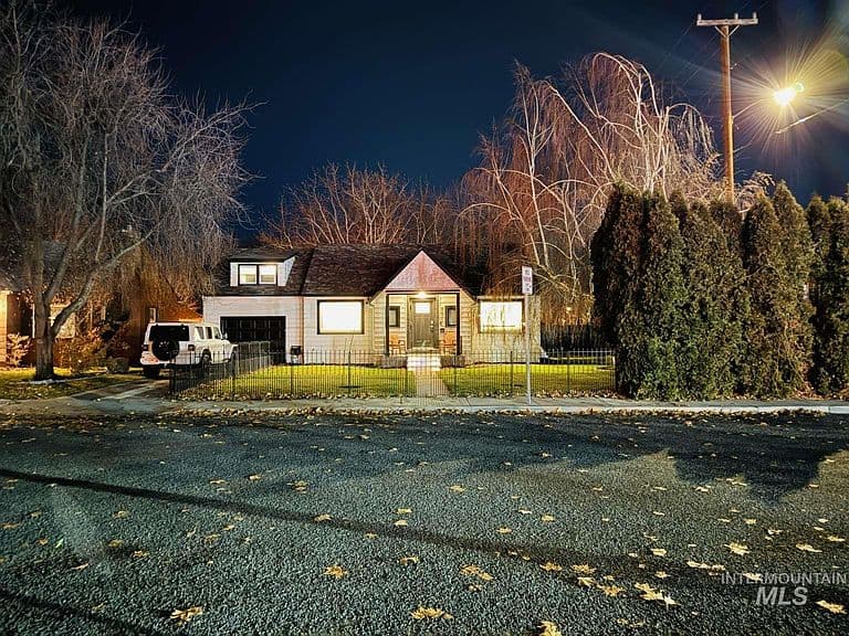 291 Lincoln St photo 3