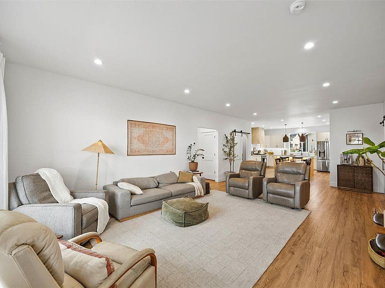 821 River Ave photo 4