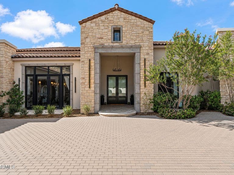 2038 N LEMON Circle photo 2