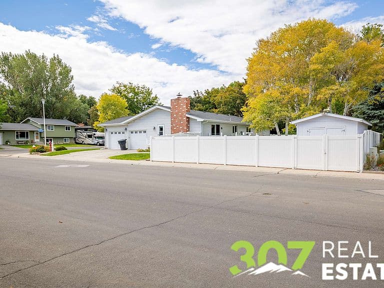 481 Sunlight Dr photo 4