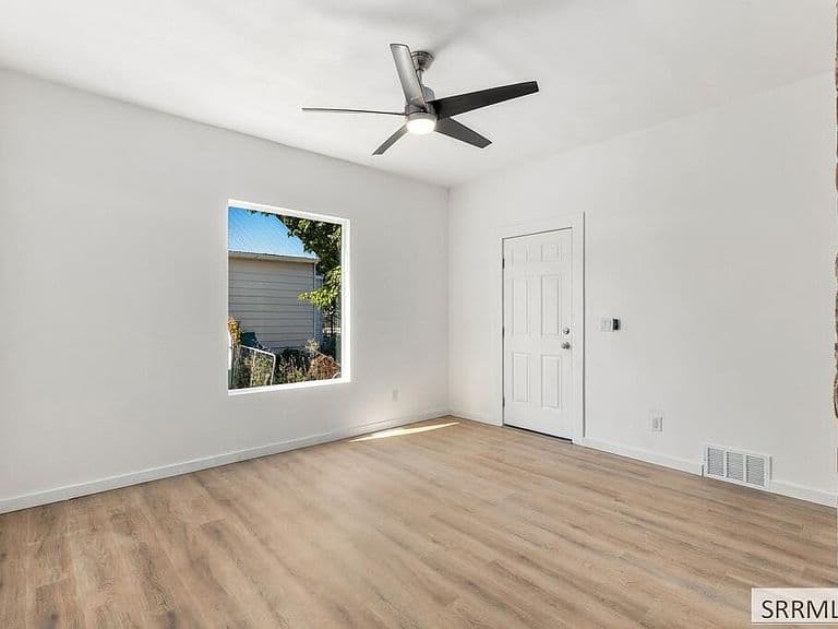 154 College St photo 3