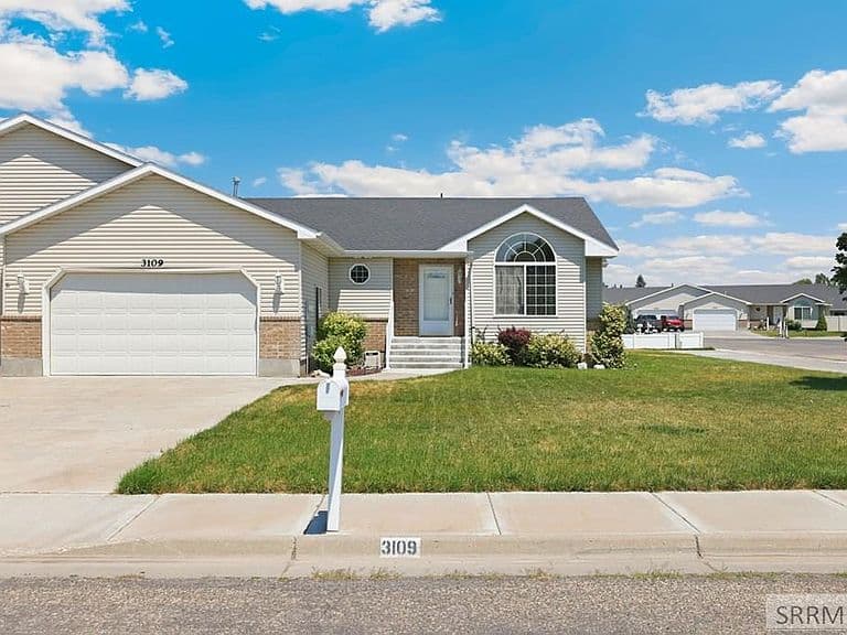 3109 Madeline Dr photo 1