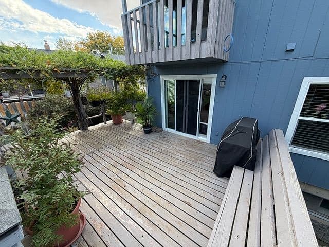 555 W Park St photo 3