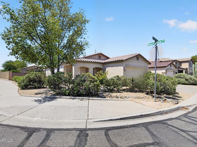 566 E RENEGADE Place photo 3