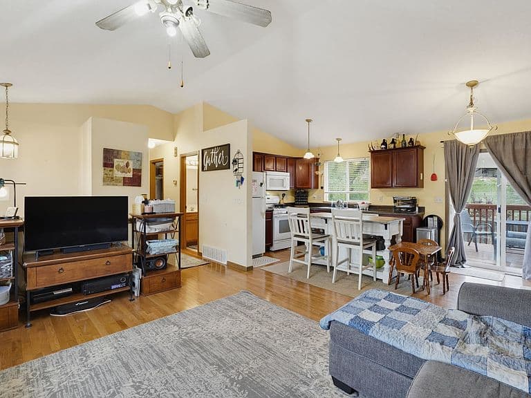 1013 Ziebach St photo 4