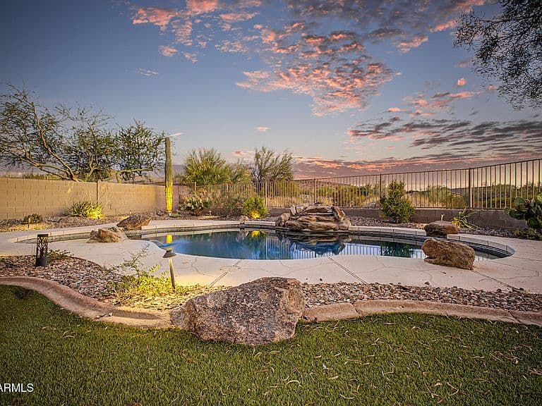 18035 W Paseo Way photo 2
