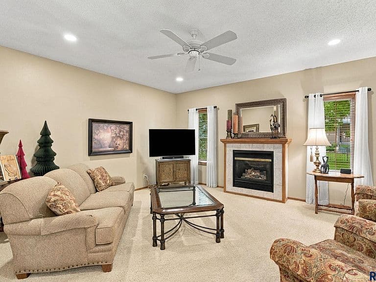 111 W Doral Ct photo 3
