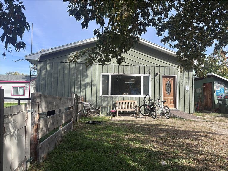 114 Erie Ave photo 1