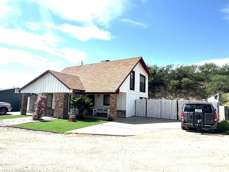 698 E Cactus Dr photo 3