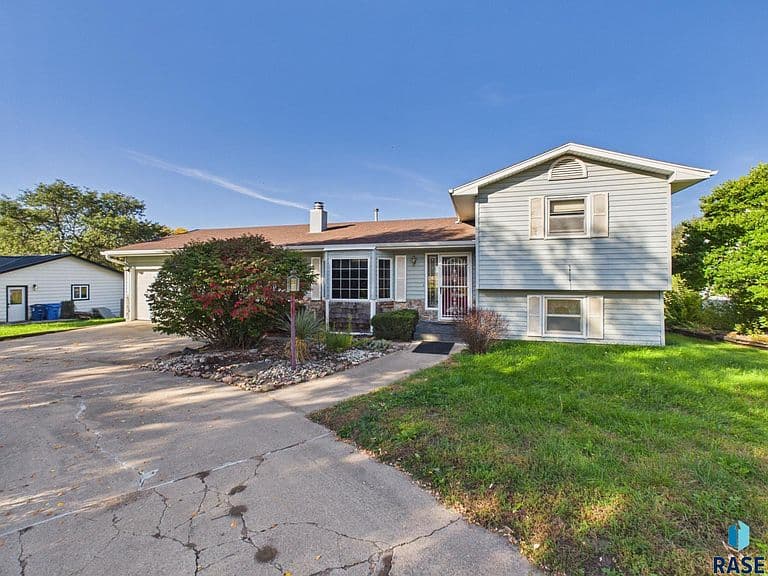 25761 Lindbergh Ave photo 1