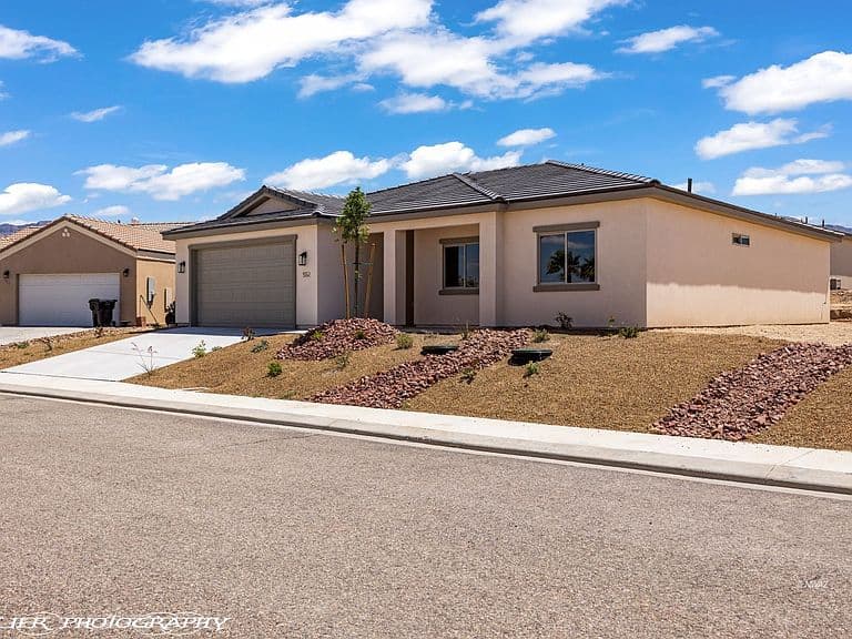 552 E Handcart Dr photo 2