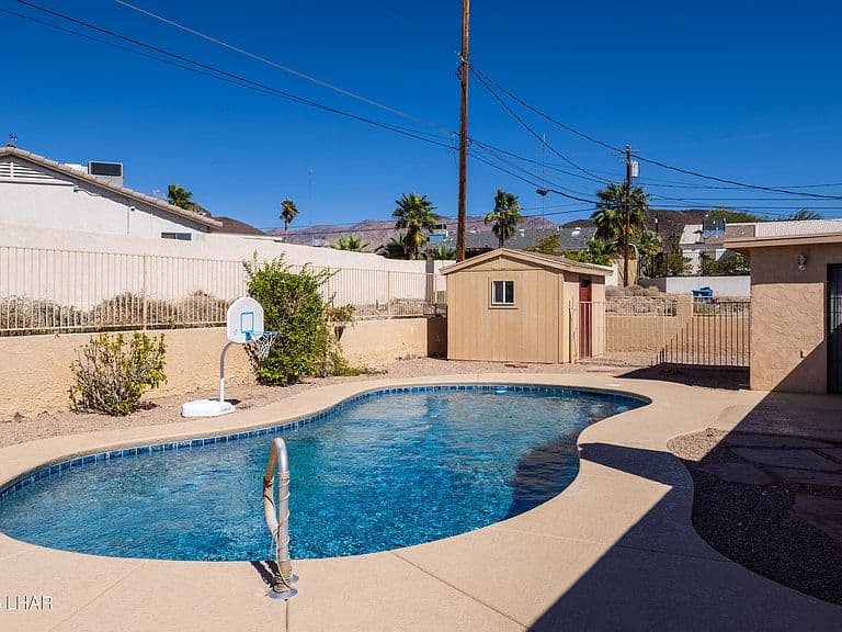 3967 Breakwater Dr photo 2