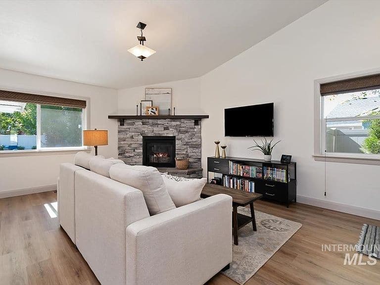 5519 W Los Flores St photo 5