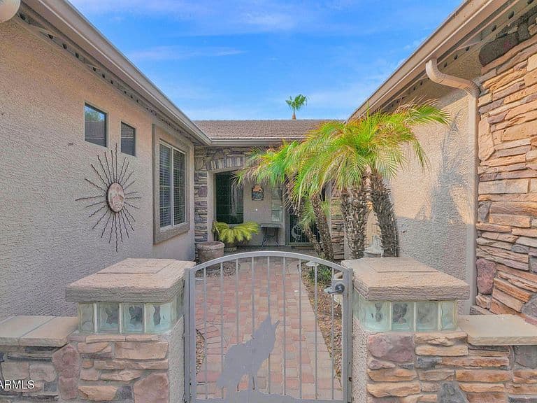 1122 E LONGHORN Place photo 4