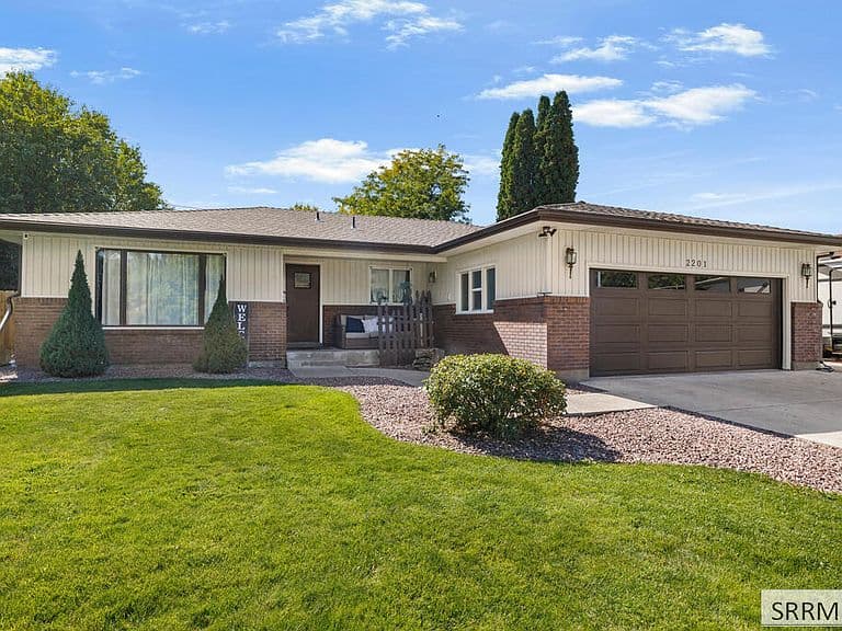 2201 Brandon Dr photo 1