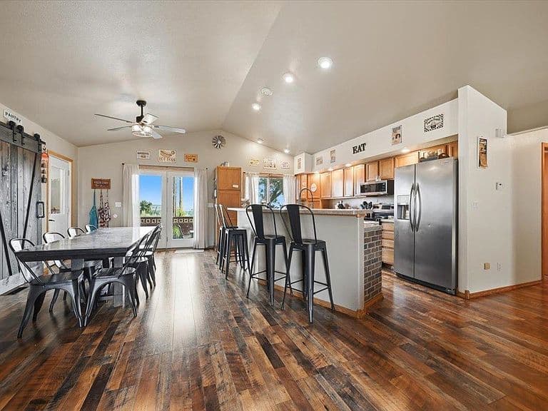 1301 Hilltop Cir photo 4