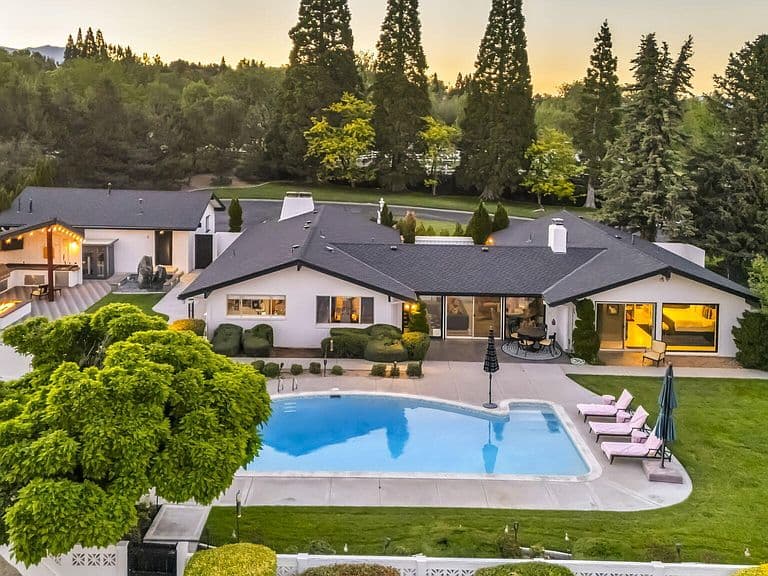 1850 View Crest Dr photo 2