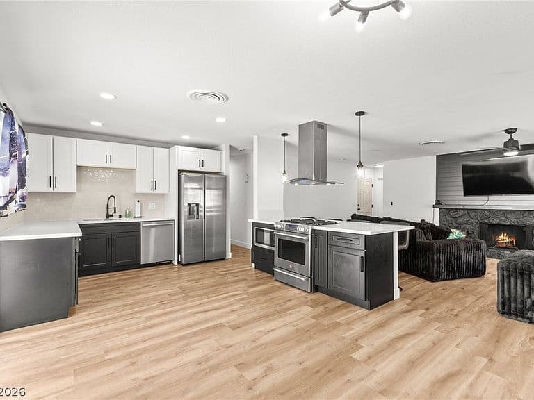 4717 Cinderella Ln photo 2