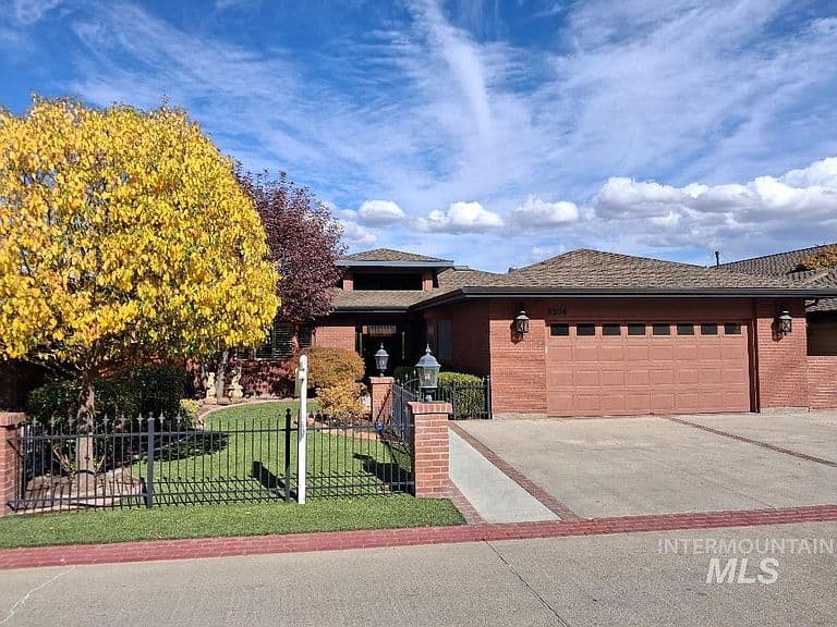 3306 W Hillcrest Ln photo 1