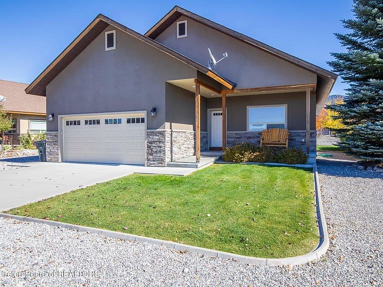 31 Pinyon St photo 1