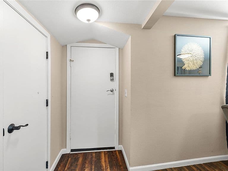 545 Howard Ave photo 3