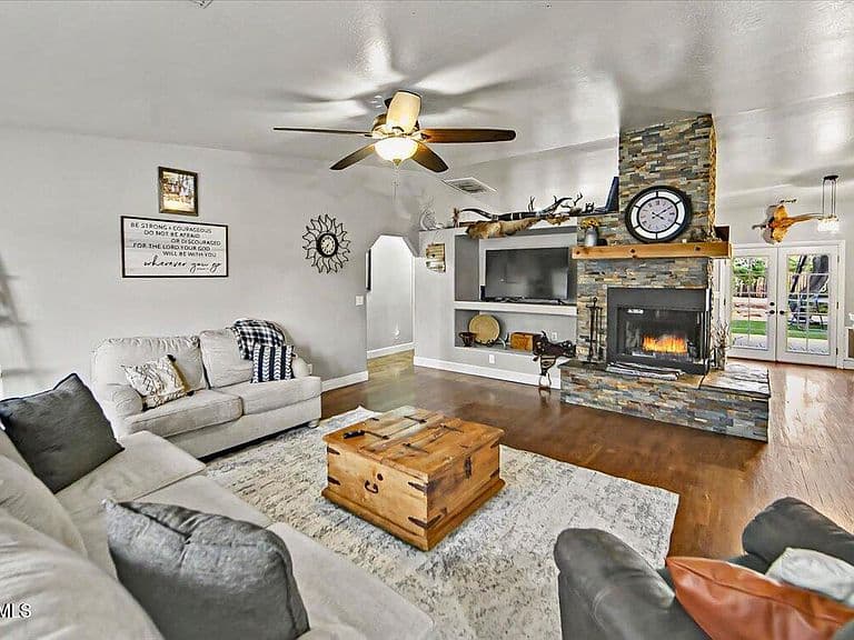 7300 E CONESTOGA Way photo 4