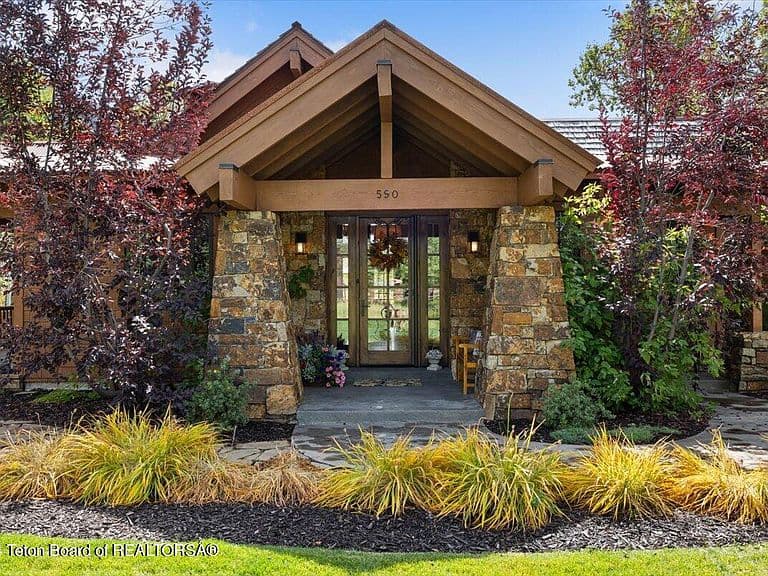590 W Lodge Cottage Dr photo 2