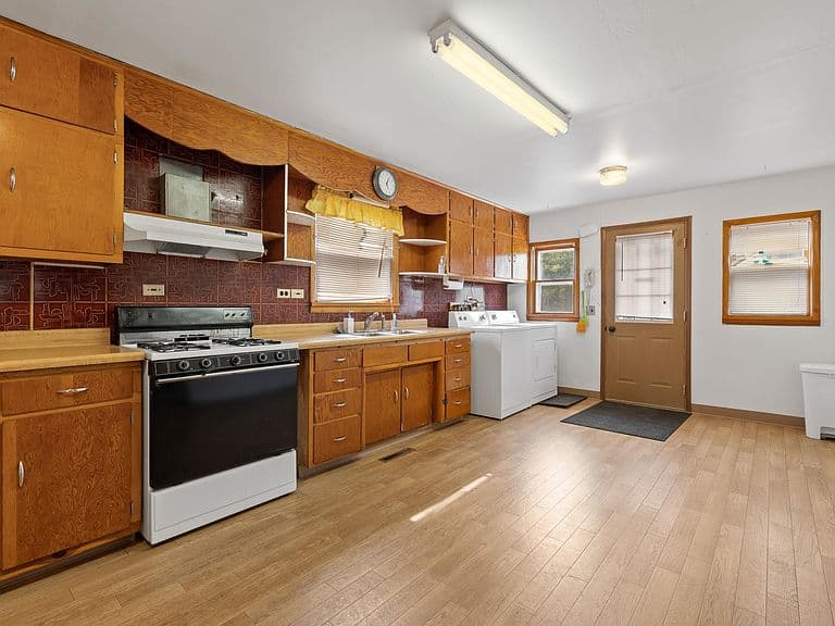 1423 Evans St photo 4