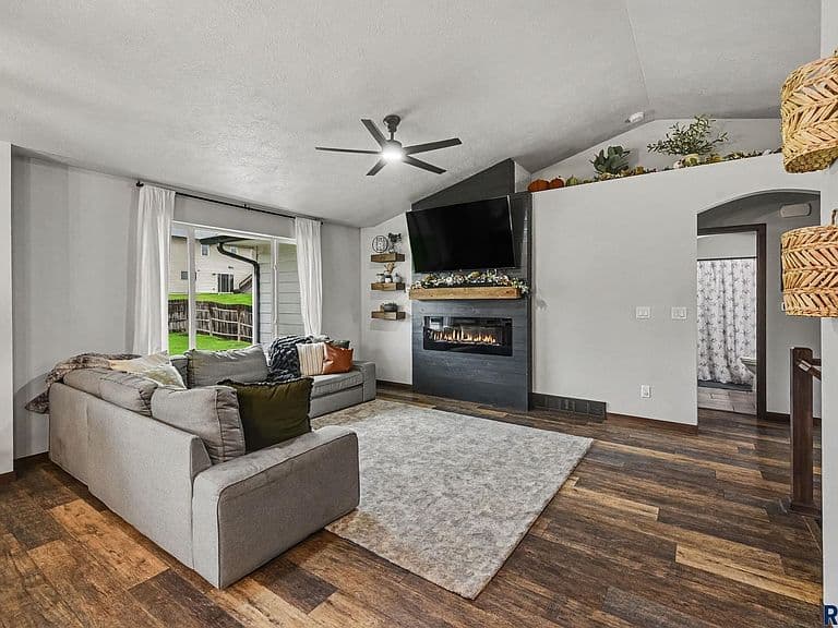 821 N Anthem Dr photo 4