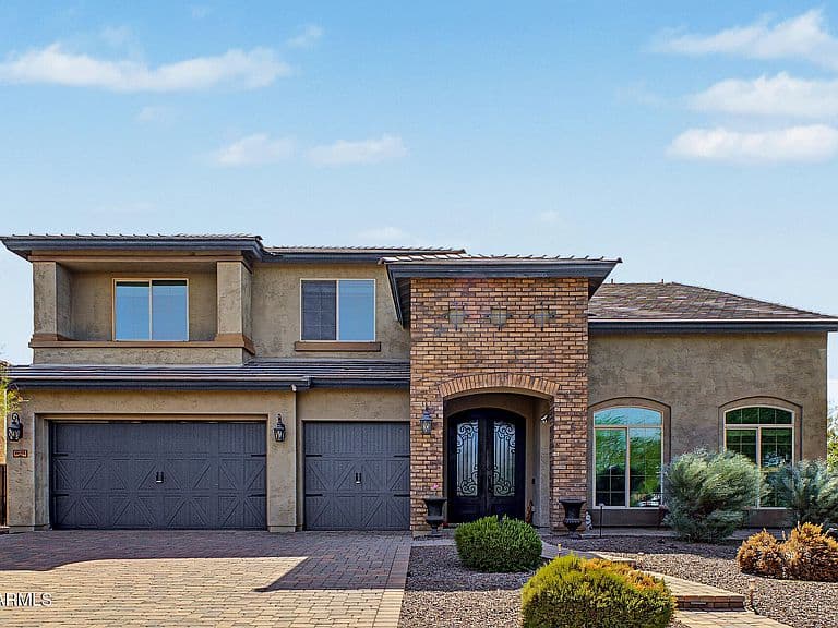 18155 W SELLS Drive photo 2