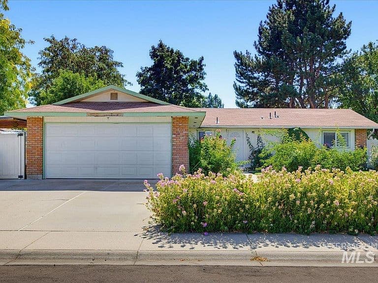 2415 E Colorado Ave photo 2