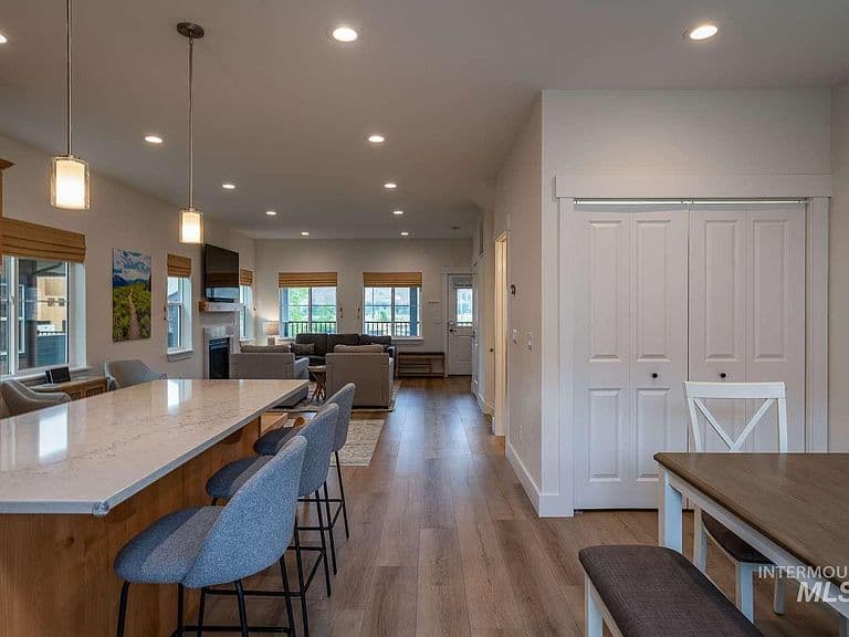 2468 Shenandoah Dr photo 3