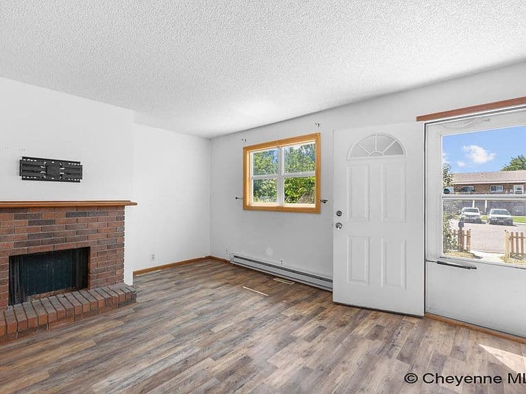 100 Clover Ct photo 3