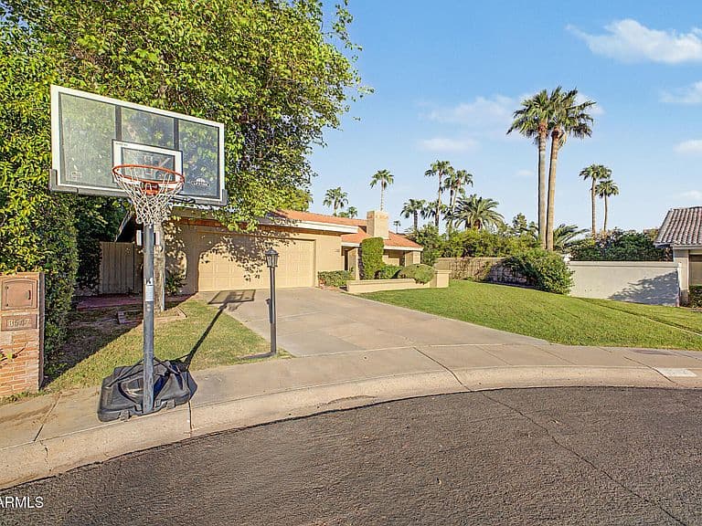 8547 N WOODLAND Court photo 4