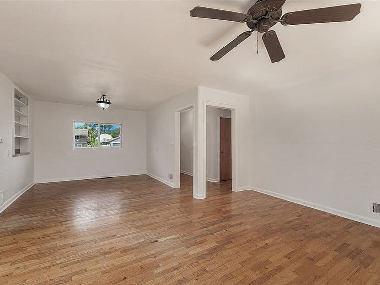 1530 Lewis Ave photo 5
