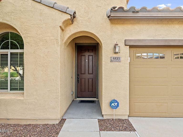 5533 W DESERT HOLLOW Drive photo 2