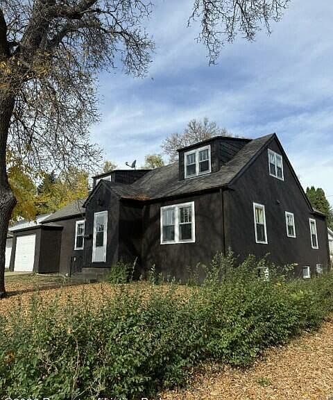 632 3rd St W photo 1