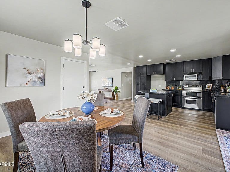 2015 E VISTA Drive photo 3