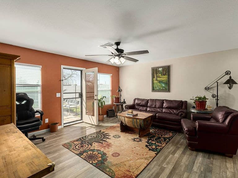 139 W Douglas Ave photo 3