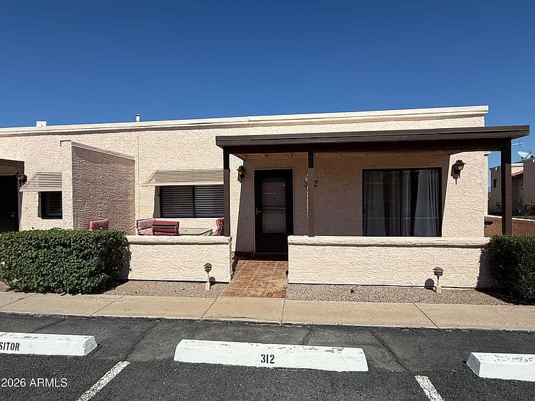 312 E LANCASTER Court photo 1