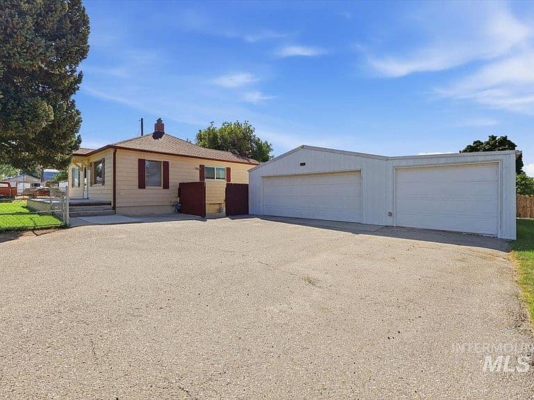 2909 Port St photo 3