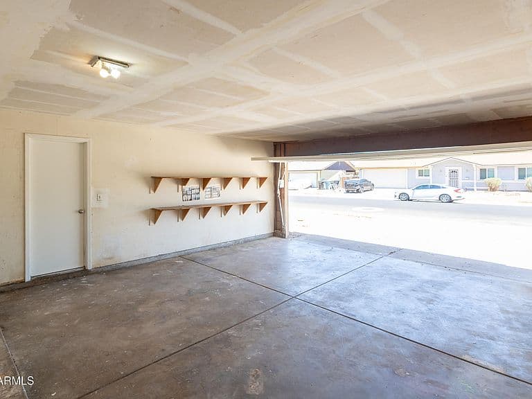 8621 W COLUMBUS Avenue photo 4