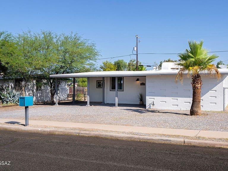 4257 E Valentine St photo 1